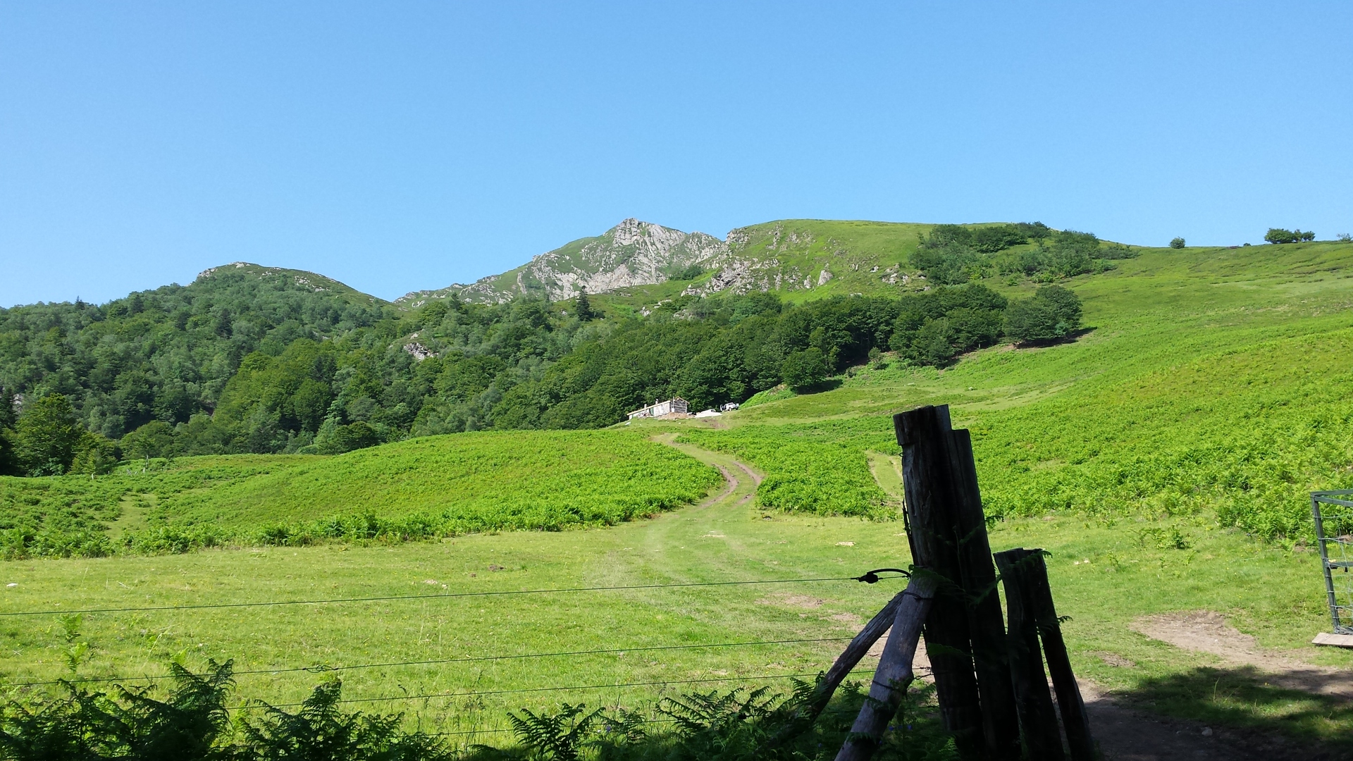 Cabane pastorale et refuge de Prat Moussu, au pied du Fourcat
