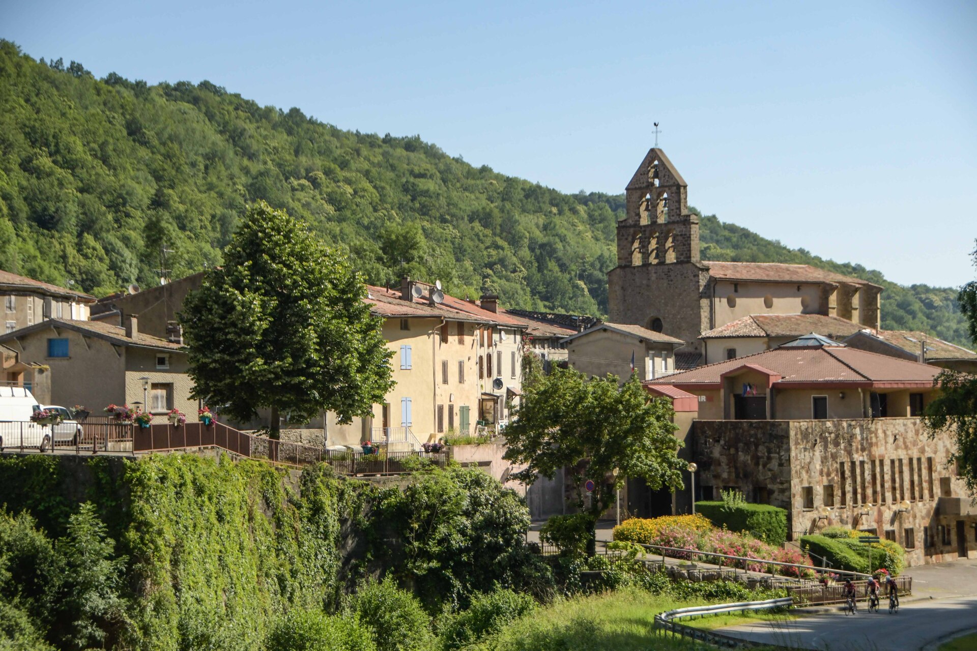 Eglise, mairie, salle d'animations et bibliothèque de Montferrier