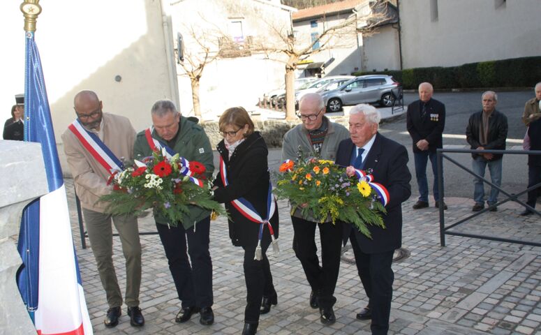 Fleurissement du monument aux morts.